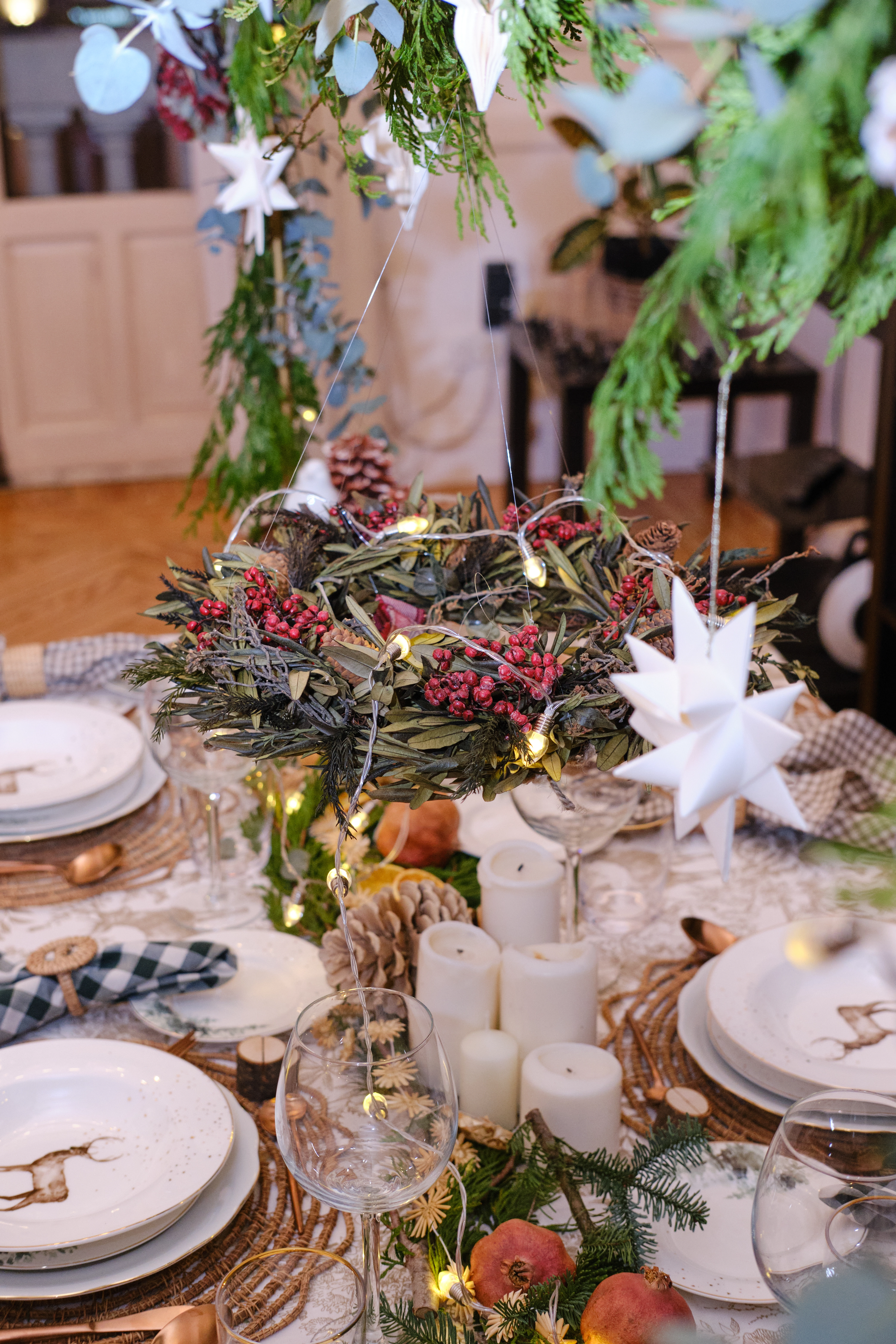 Centro de mesa navideño para eventos corporativos en diciembre