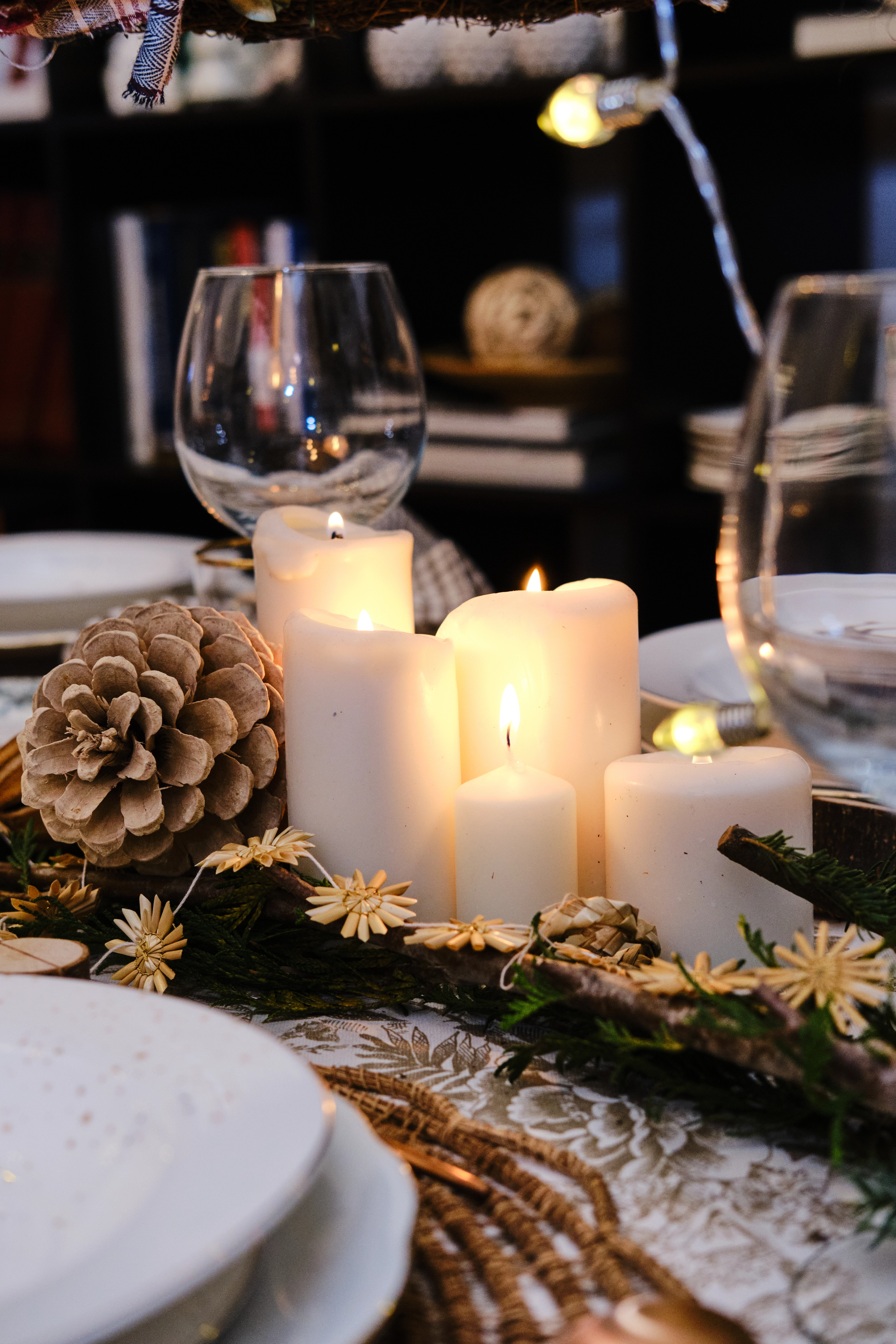 Centro de mesa con velas para un ambiente íntimo y acogedor