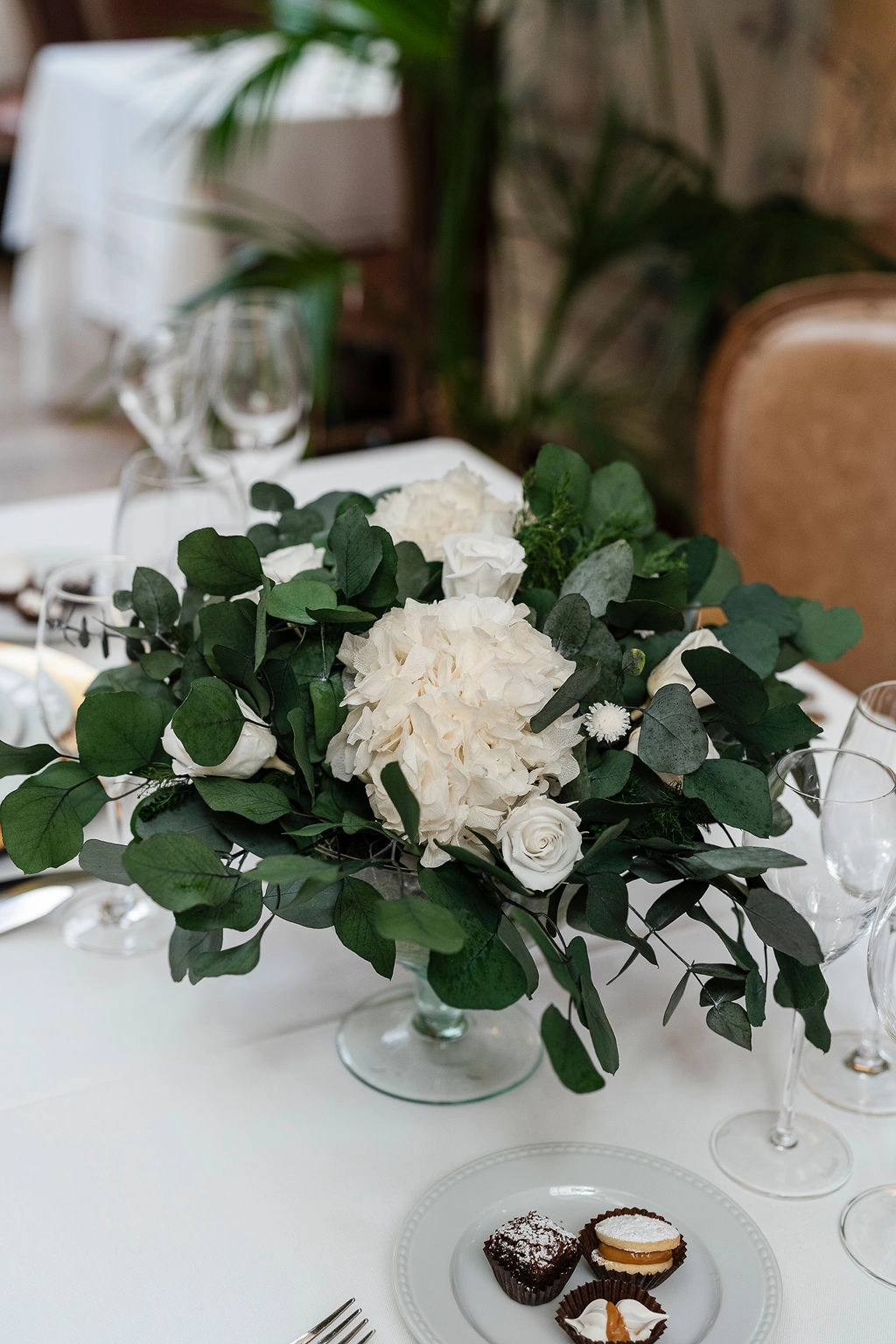 Centro de mesa con flores blancas para boda o evento elegante