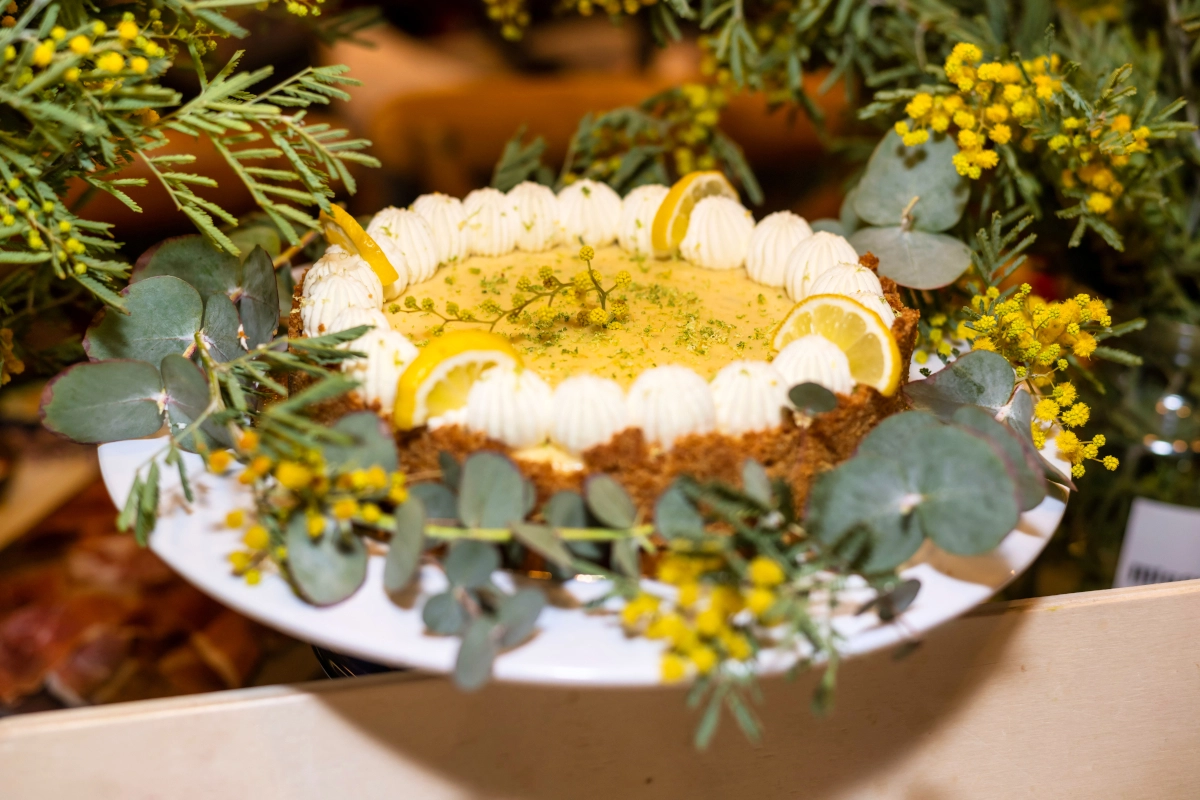 Tarta amarilla decorada con flores para una celebración privada