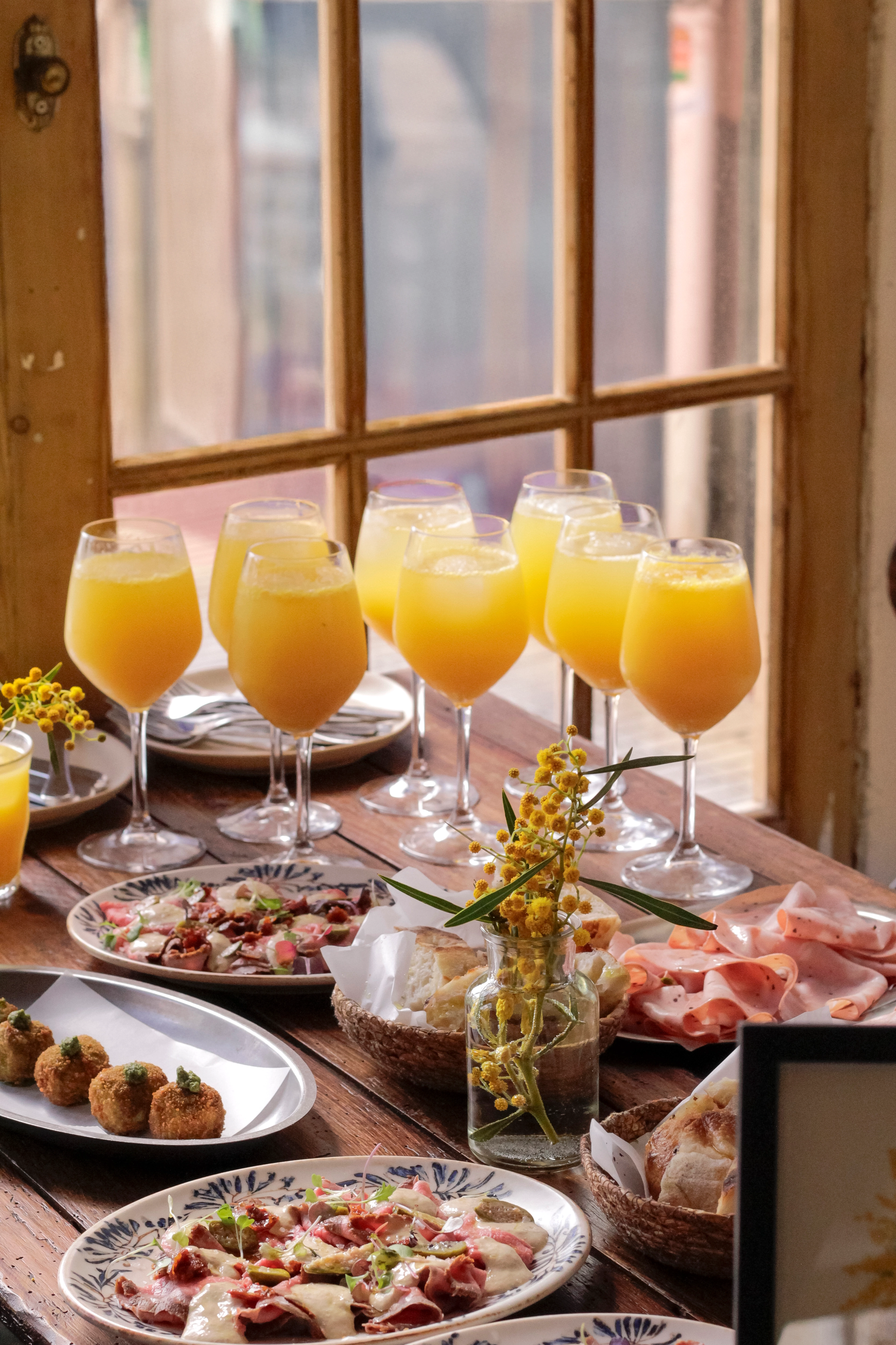 Cocktail con zumo de naranja y fresas para evento casual
